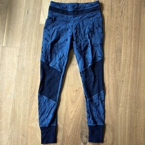 Athleta navy and blue leggings size small. Pockets on sides.💙🙏🏽